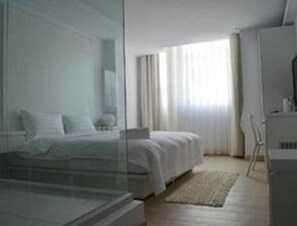 Cubrecamas, escritorio, cortinas blackout y wifi gratis 