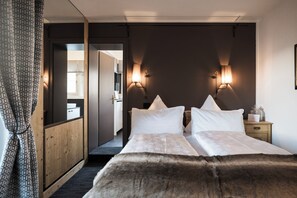 Habitación estándar con 1 cama doble o 2 individuales | Edredones de plumas, caja fuerte, decoración individual