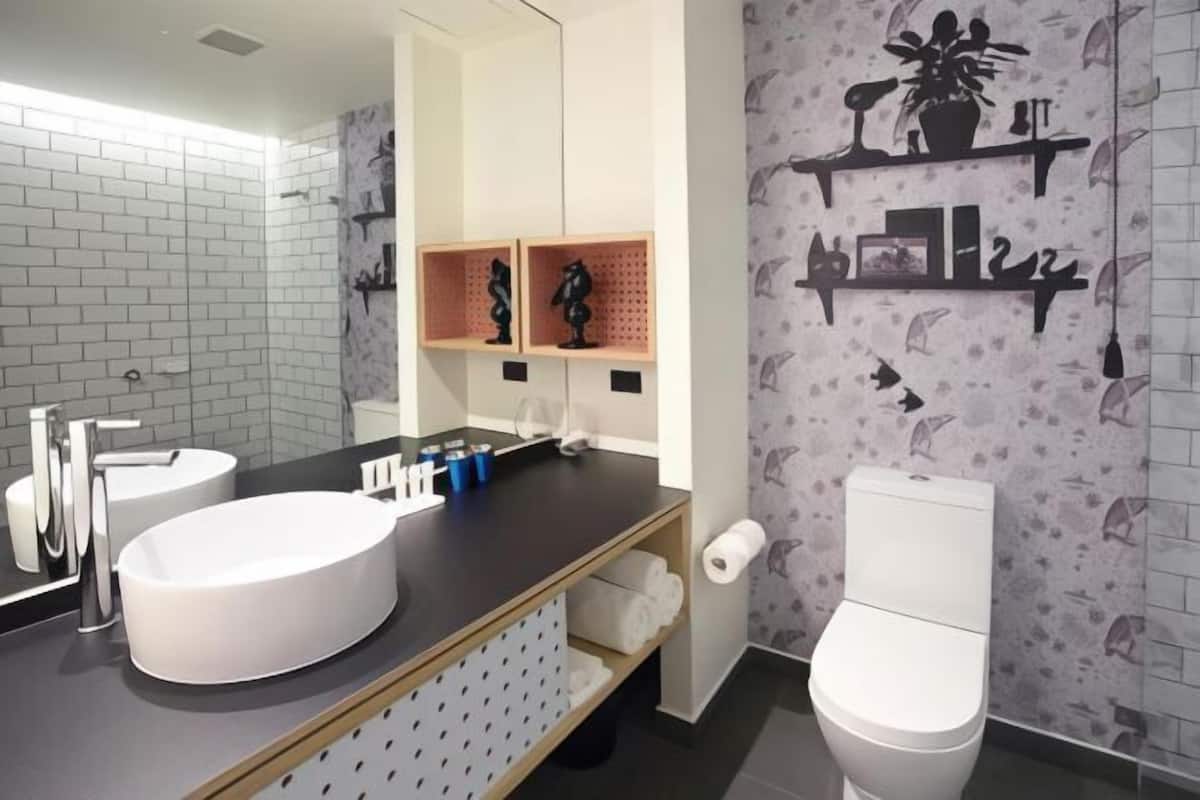 Salle de bain | Douche, articles de toilette (gratuits), séchoir à cheveux