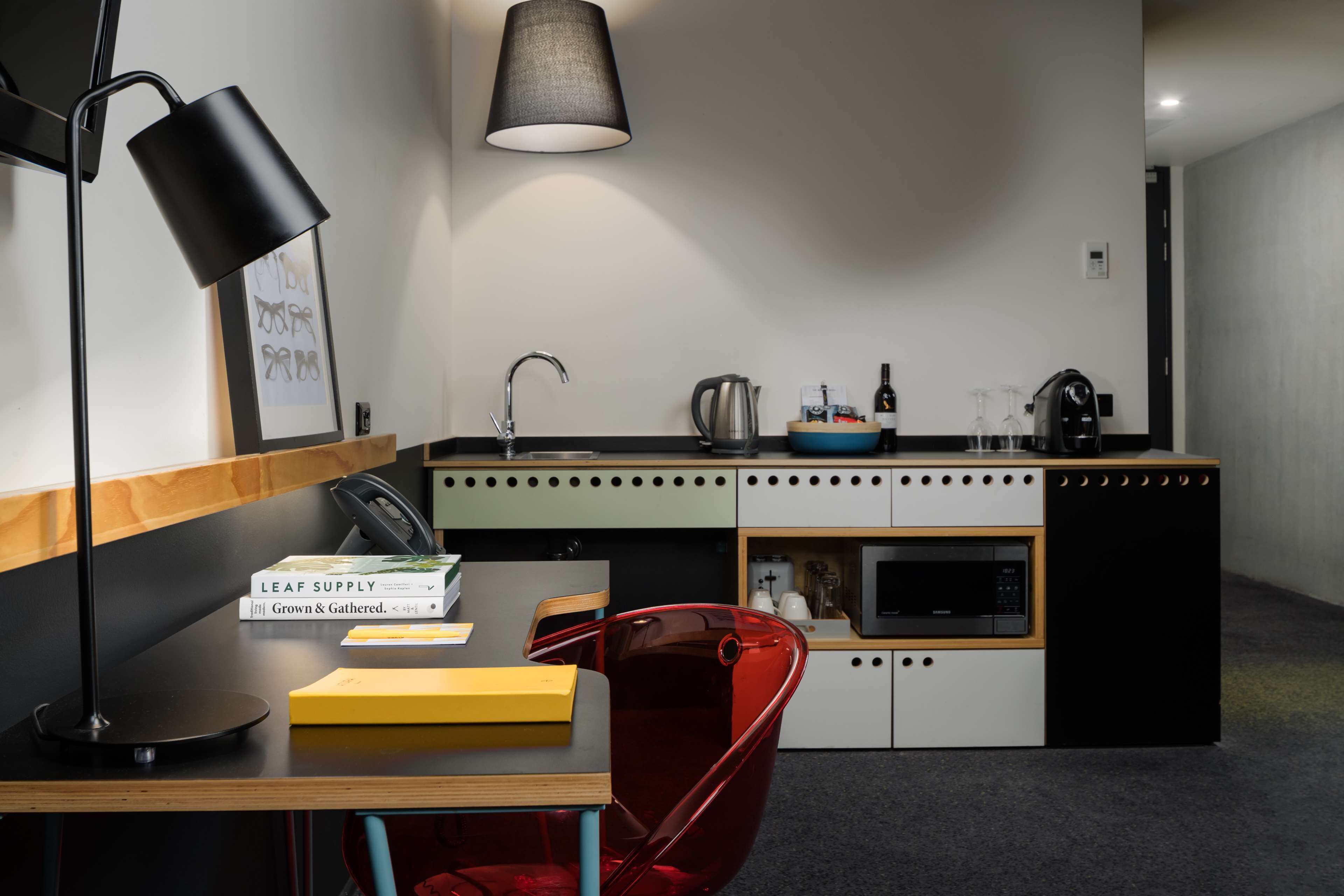 entertainer view twin room | room amenity