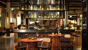 Bar (trong khuôn viên)