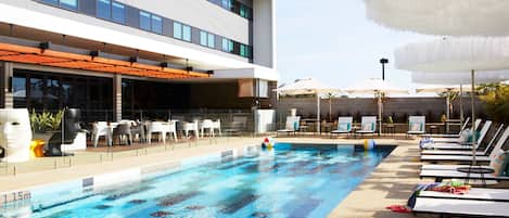 Piscine extérieure, parasols de plage, chaises longues