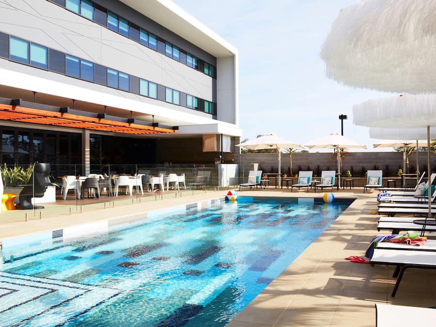 Utendørsbasseng, bassengparasoller og solsenger