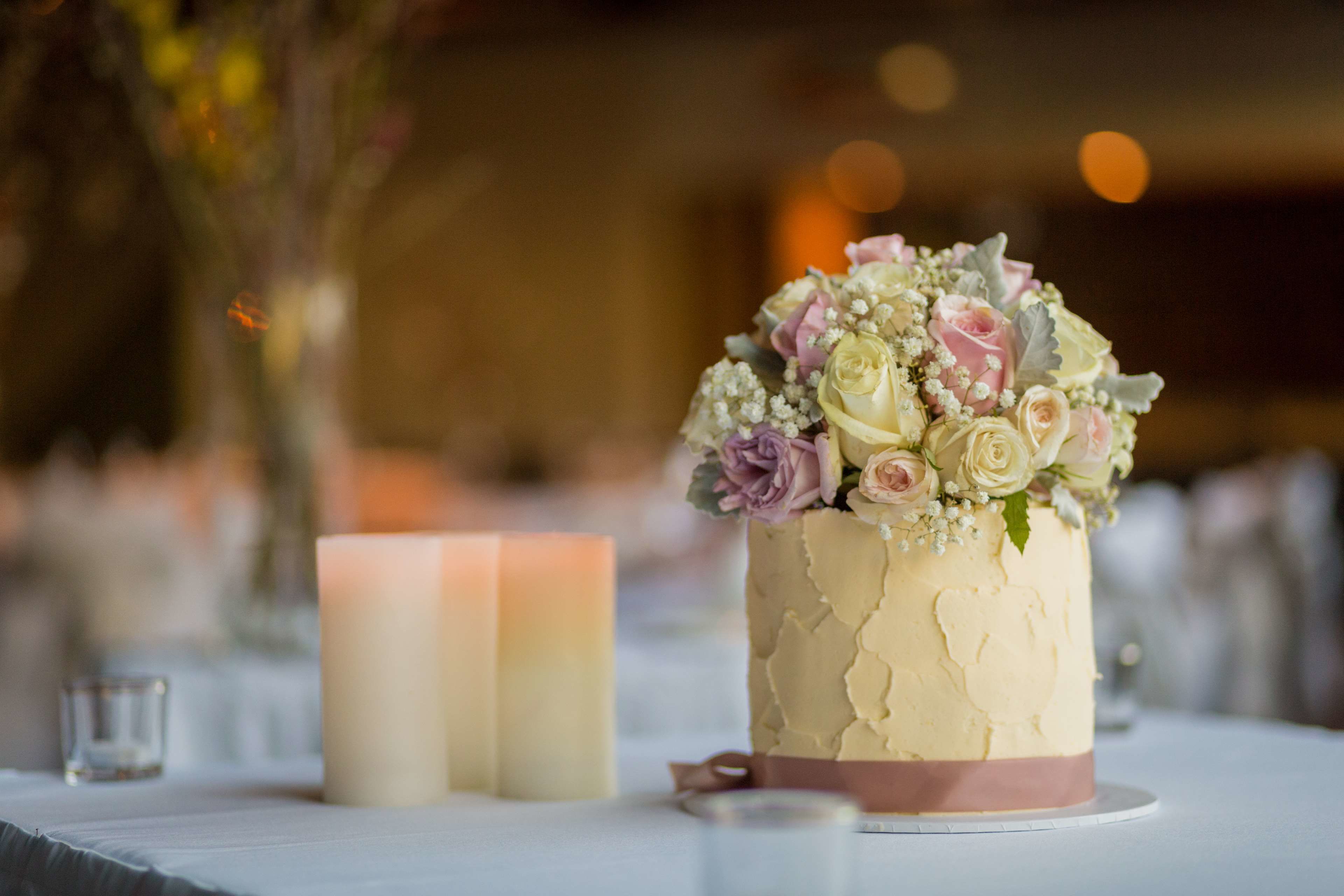 Un gâteau décoré de motifs floraux, posé sur une table.