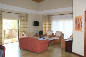 Executive Room | Living area | Flat-screen TV - Bojo Beach Resort (Bortianor)