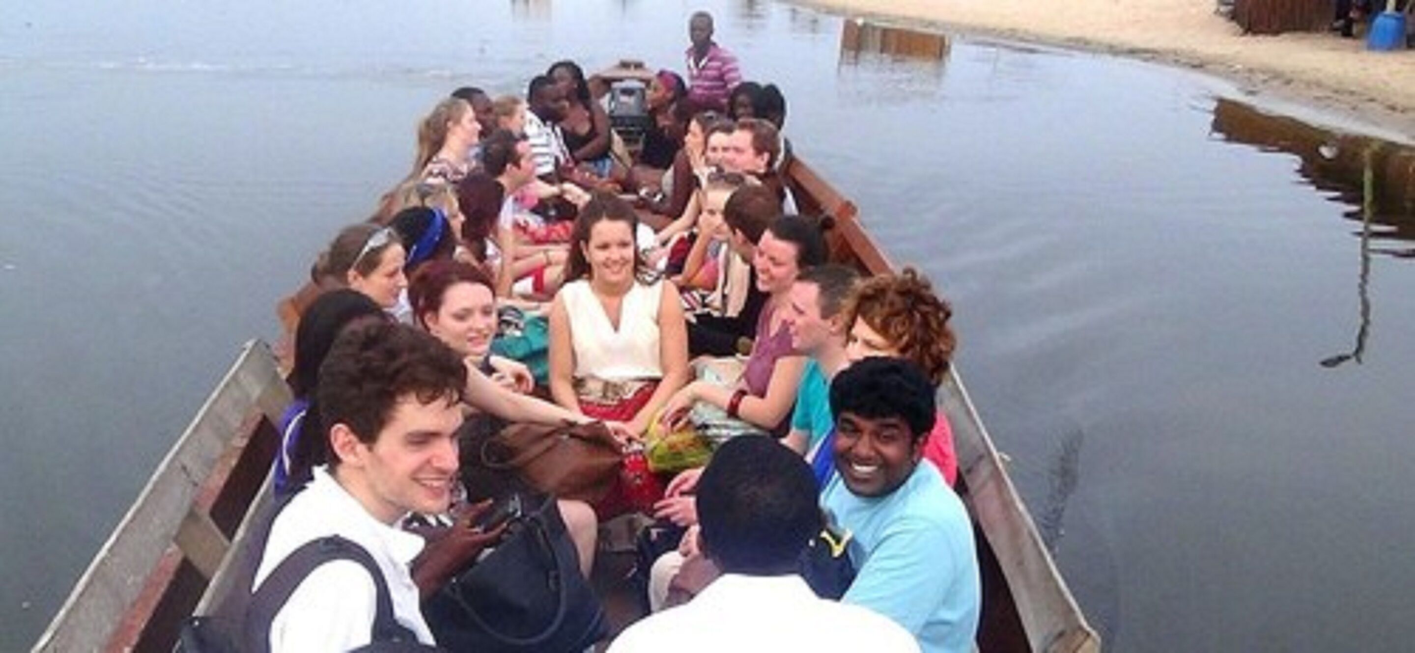 Un groupe de personnes se trouve dans un bateau sur une étendue d’eau.
