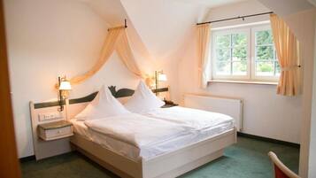 Deluxe Double Room | Living area | 120-cm Smart TV with satellite channels, TV, Netflix