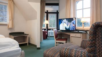 Deluxe-Doppelzimmer | Wohnbereich | 120-cm-Smart-TV mit Satellitenempfang, Fernseher, Netflix