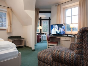 Deluxe Double Room | Living area | 120-cm Smart TV with satellite channels, TV, Netflix