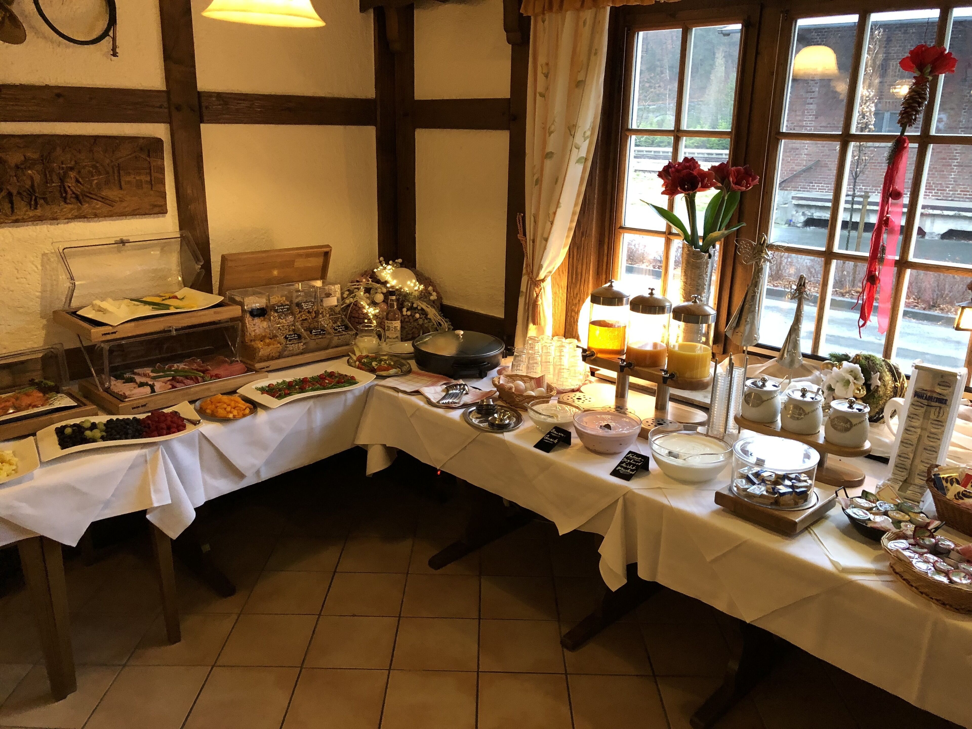 breakfast and dinner served, fusion cuisine