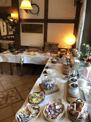 Se ofrece un desayuno bufé (14 EUR por persona)