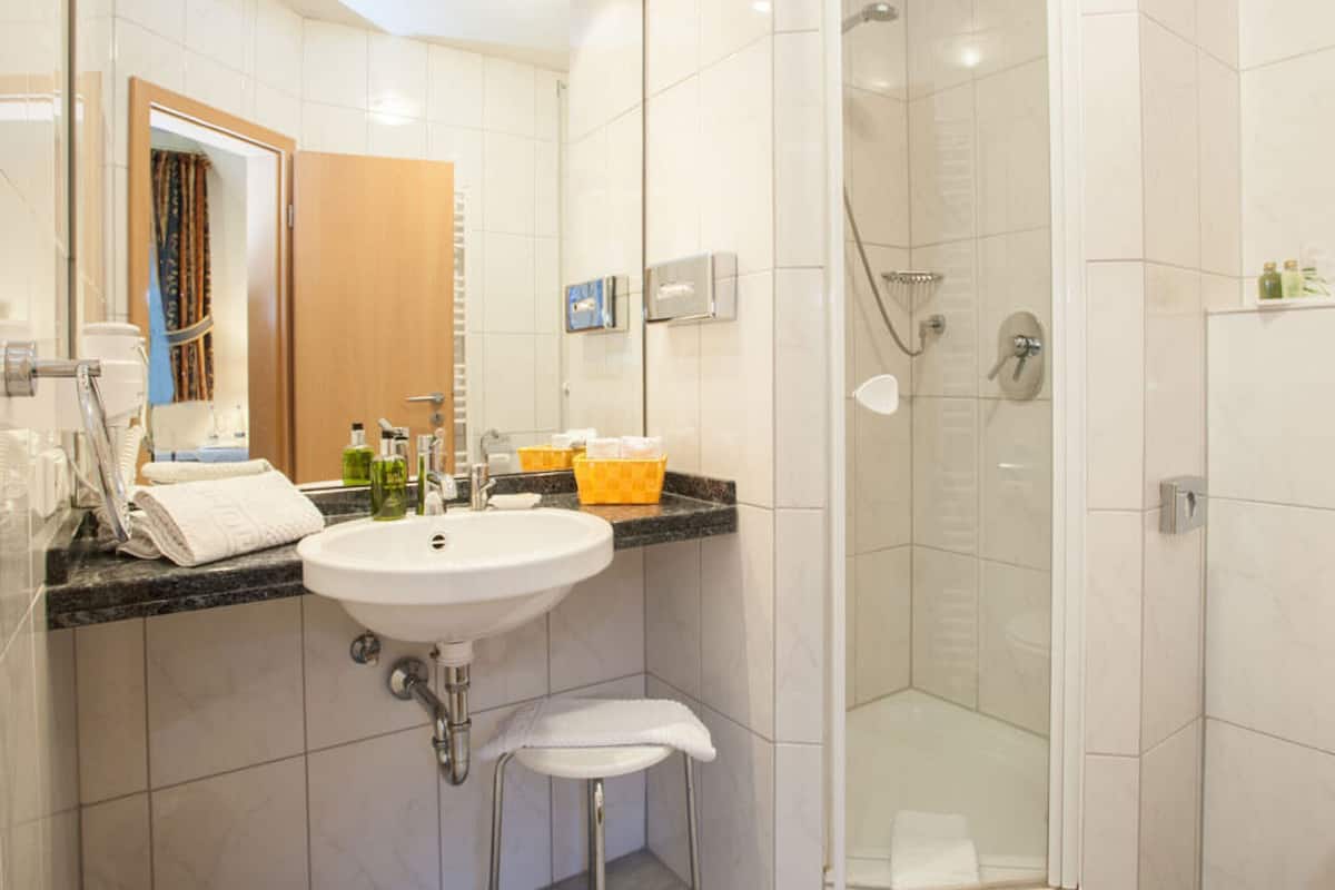 single room | bathroom | shower, free toiletries, towels