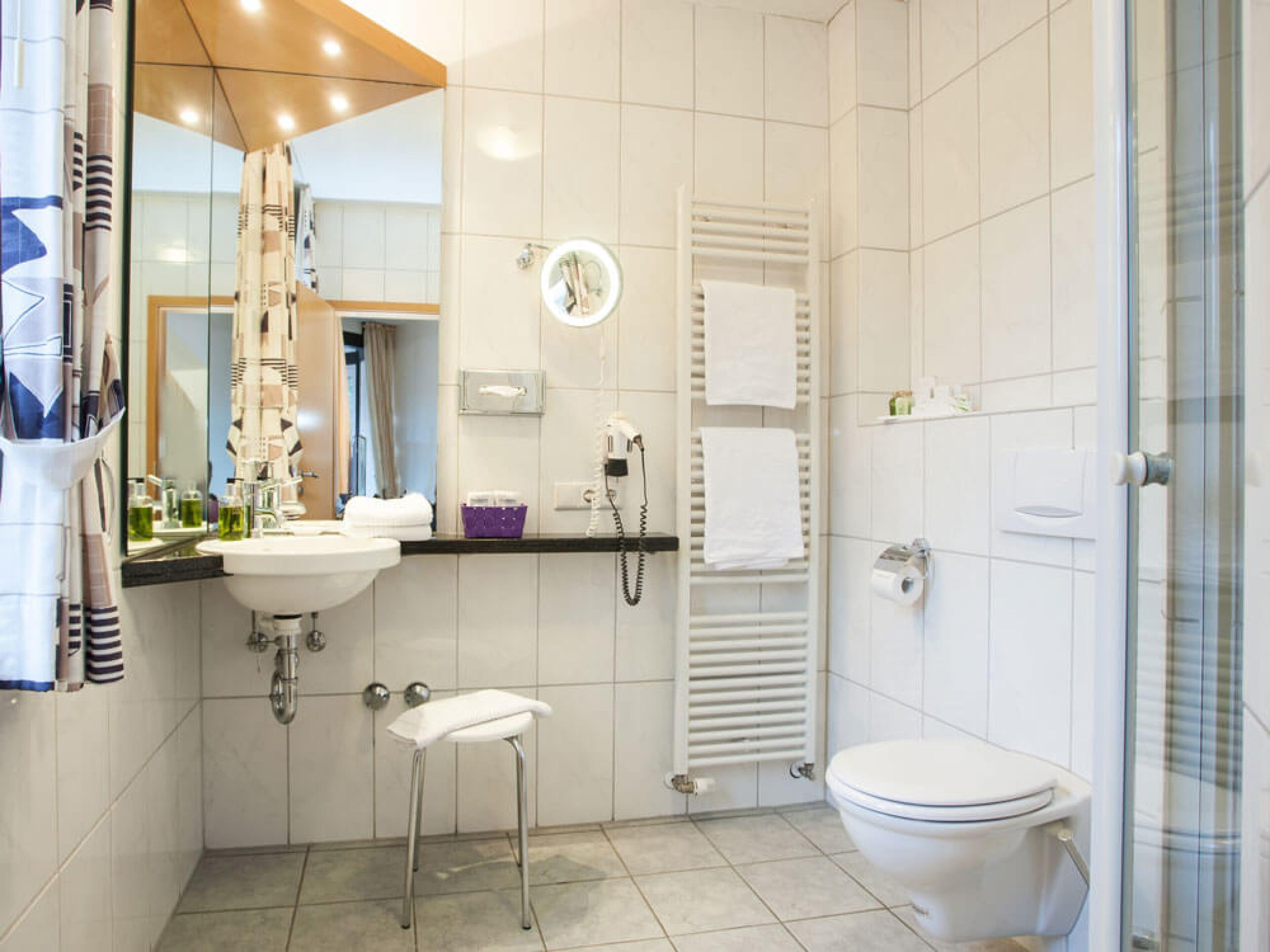 deluxe double room | bathroom | shower, free toiletries, towels