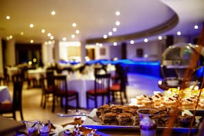 3 restaurants, breakfast, lunch, dinner served; Italian cuisine