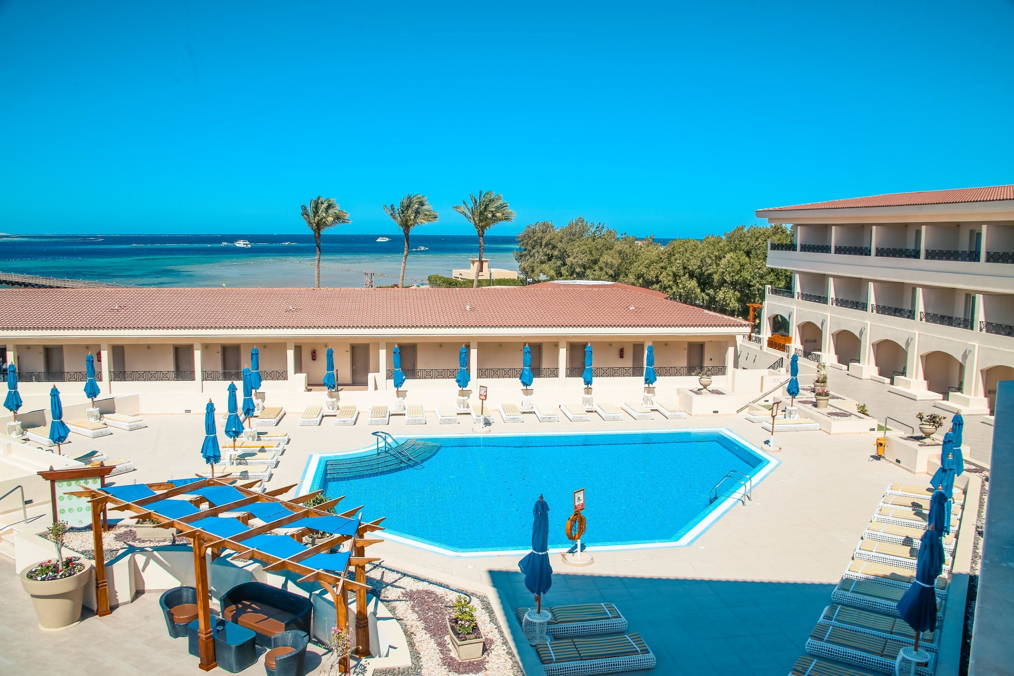 7 outdoor pools, open 7:00 AM to 5:00 PM, pool umbrellas, sun loungers