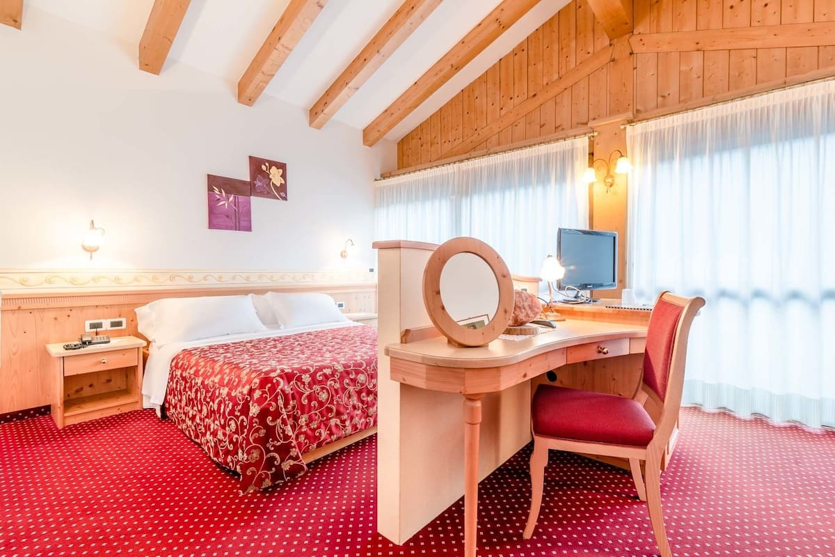 Suite Junior | Una cassaforte in camera, una scrivania, Wi-Fi gratuito, lenzuola