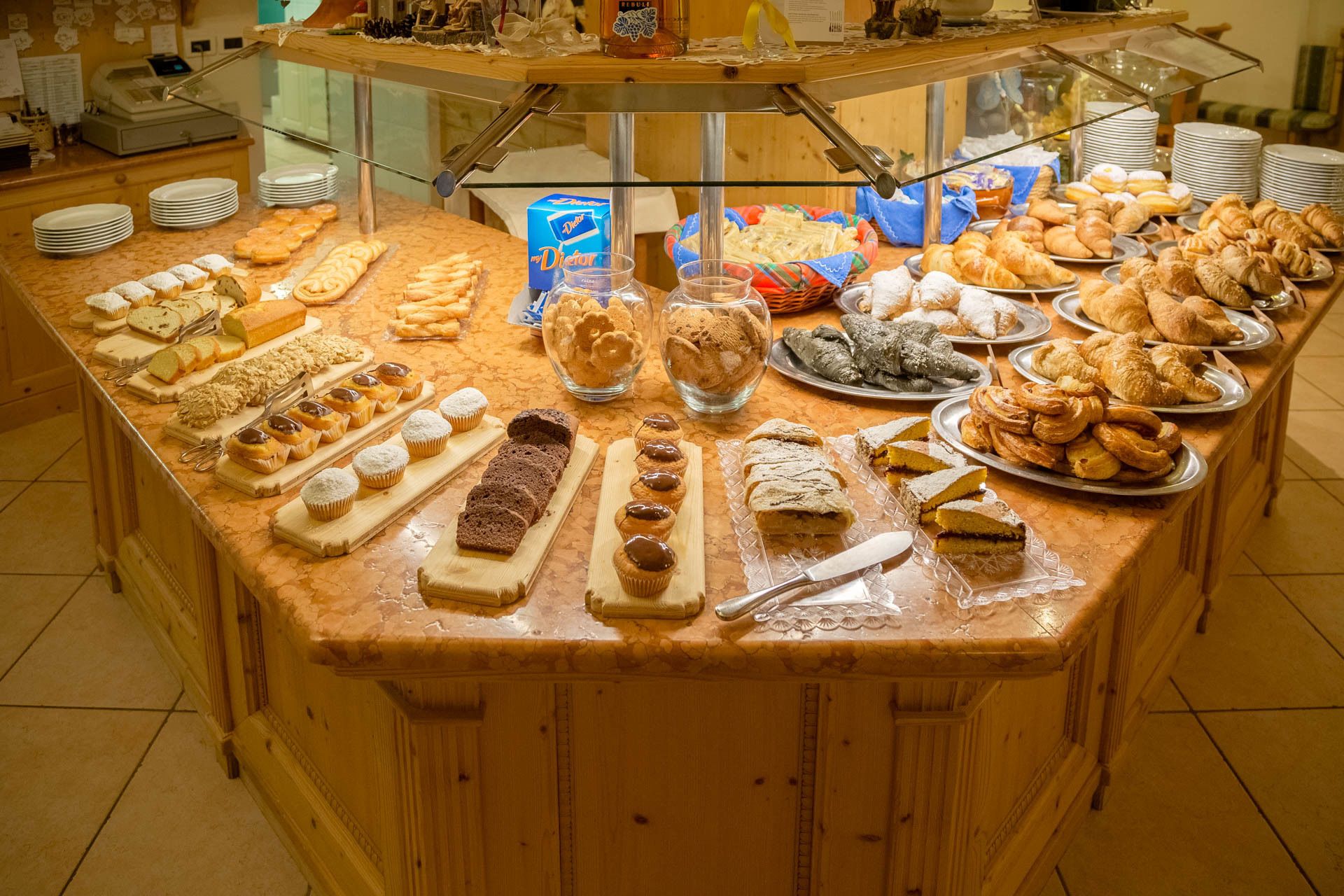 Petit déjeuner buffet (15.00 EUR par personne)