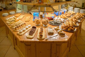 Petit déjeuner buffet (15.00 EUR par personne)