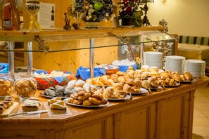 每日供应自助式早餐（每人 EUR 12.00）