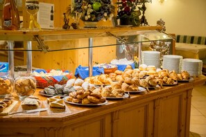 Frokostbuffé hver dag (EUR 12.00 per person)