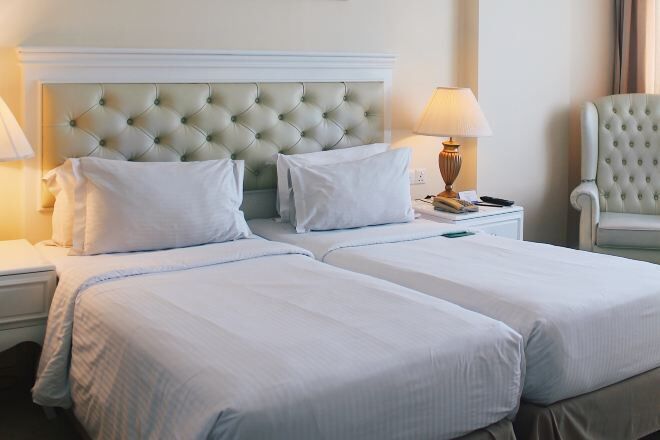 Safe på rommet, skrivebord, lydisolert og strykejern/-brett