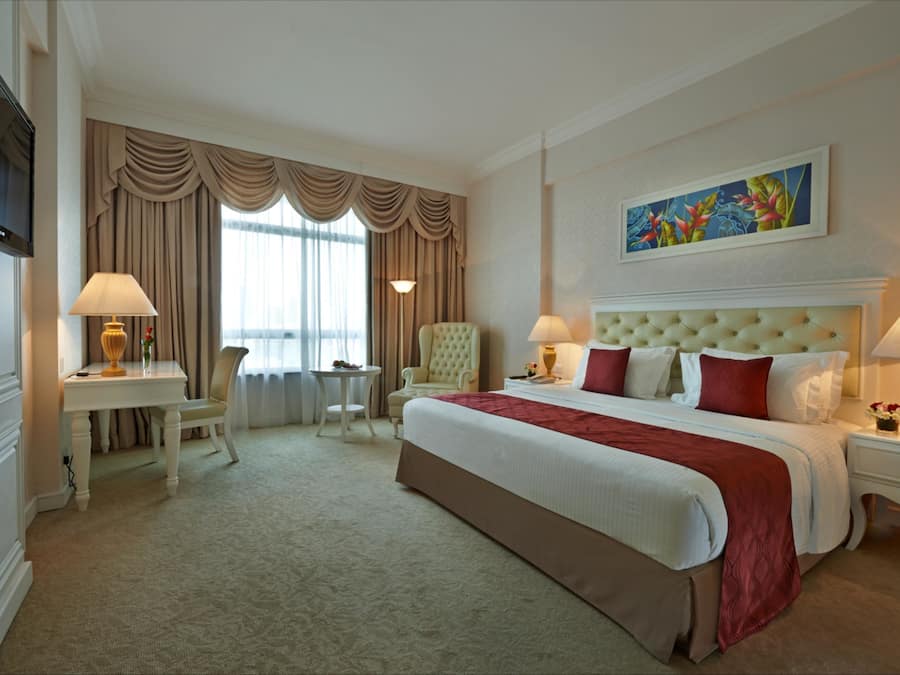 Premier King | In-room safe, desk, soundproofing, iron/ironing board