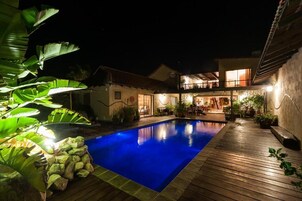 Una piscina al aire libre