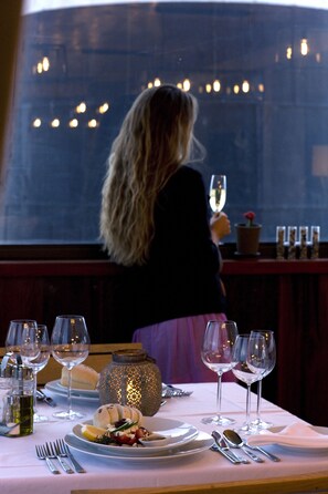 Breakfast, lunch, dinner served; sea views 