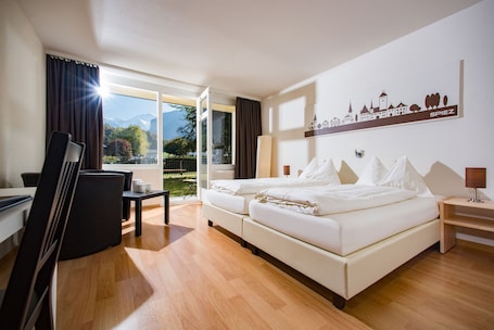 1 bedroom, premium bedding, in-room safe, desk