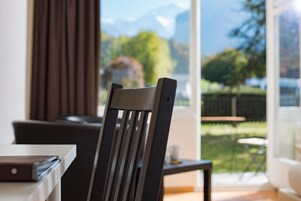 Ropa de cama de alta calidad y caja de seguridad en la habitación