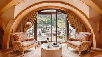 Suite, balcón, vistas a la montaña | 1 dormitorio, ropa de cama hipoalergénica, edredones de plumas y minibar