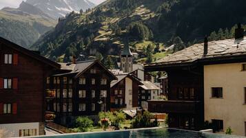 Piscine couverte, piscine extérieure, chaises longues