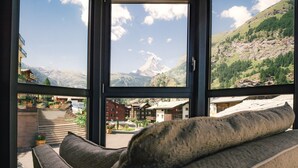 Suite, balkong, fjellutsikt | Allergitestet sengetøy, dundyner, minibar og safe på rommet