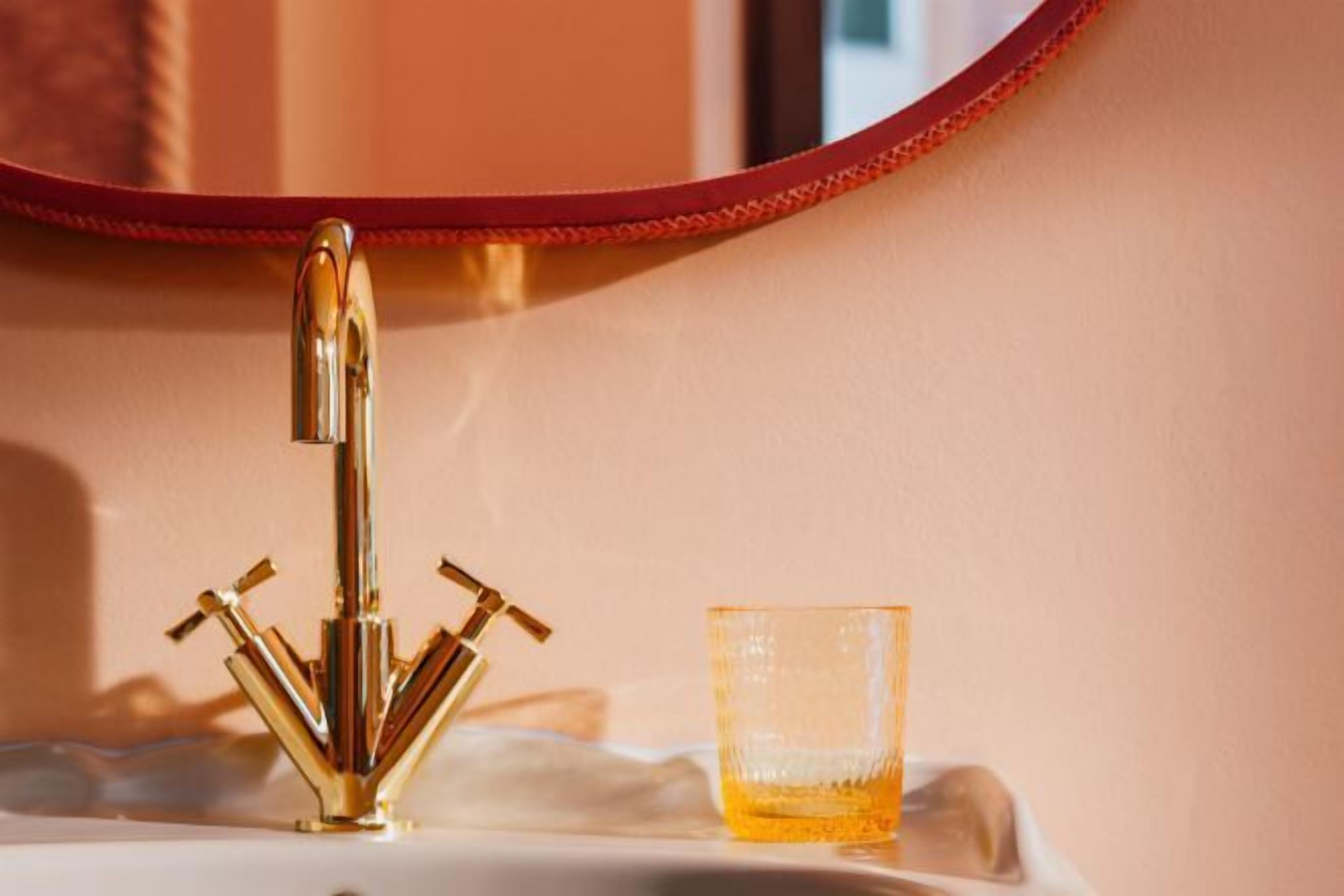 Bathroom | Combined shower/tub, free toiletries, hair dryer, bathrobes