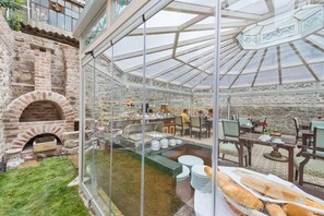 Outdoor dining - Enderun Hotel (Istanbul)