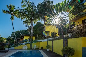 Una piscina al aire libre, sillones reclinables de piscina