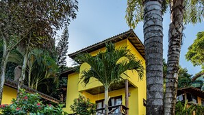 Un edificio amarillo con una escalera que lleva a un balcón.