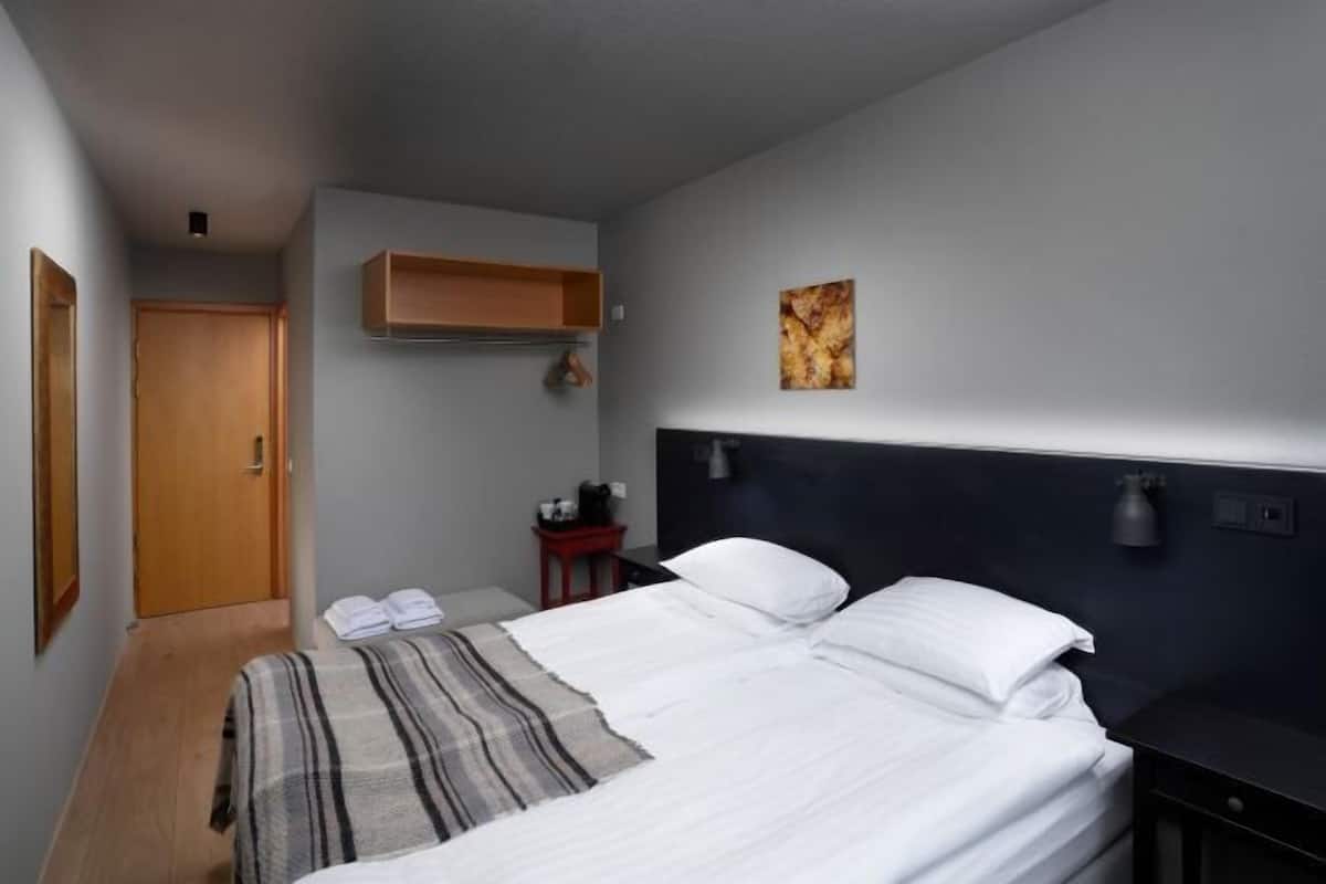 Escritorio, wifi gratis y ropa de cama