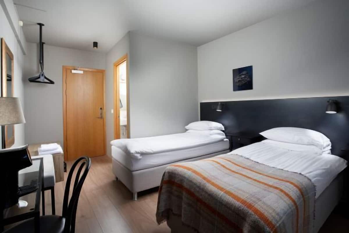 Escritorio, wifi gratis y ropa de cama