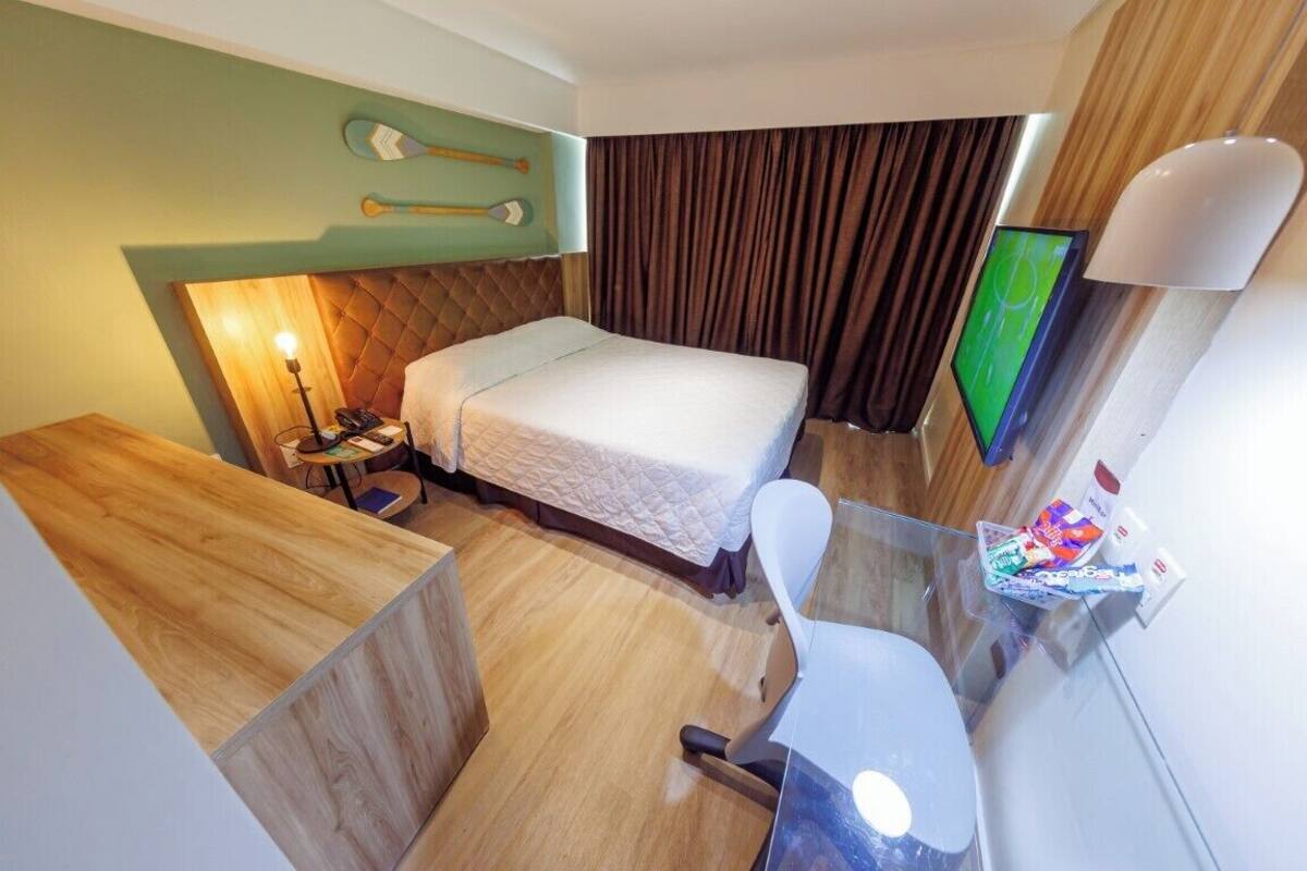 Standard Apartment | Minibar, in-room safe, desk, blackout drapes