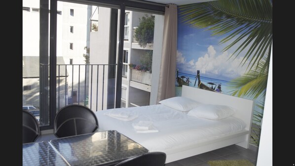 Departamento superior | Decoración personalizada, escritorio y cortinas blackout 