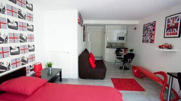 Studio Supérieur (2 Adultes) | Décoration personnalisée, bureau, rideaux occultants