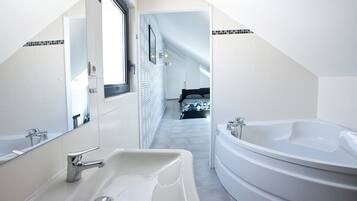 Loft | Baño | Regadera, amenidades de baño gratuitas, secadora de cabello, toallas