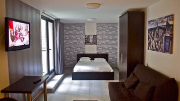 Estudio superior | Decoración personalizada, escritorio y cortinas blackout