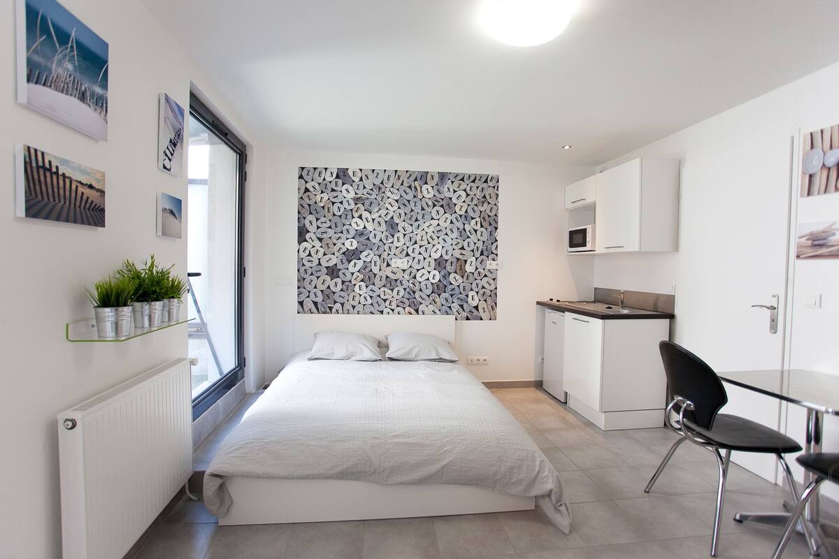 Studio (2 Adults) | Desk, blackout drapes, soundproofing, iron/ironing board (on request)