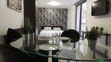 Estudio superior | Decoración personalizada, escritorio y cortinas blackout