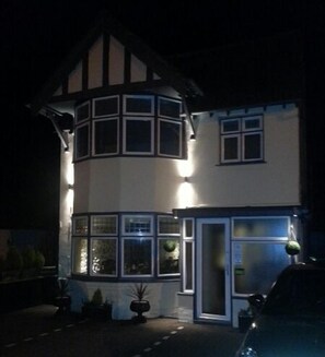 Front of property – evening/night - The Britannia Inn Hotel (Sherborne)