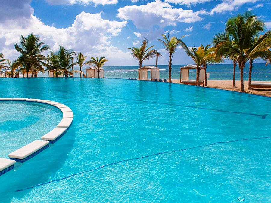 2 buitenzwembaden, parasols voor strand/zwembad