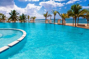 2 piscines extérieures, parasols de plage, chaises longues
