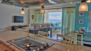 Beachfront 3 Bedroom Condo for 8 guests | Servicio a la habitación